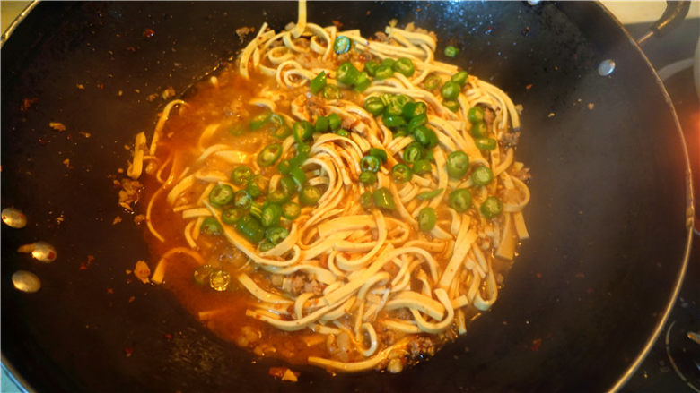肉末烧豆腐皮,烧制豆腐皮变软,出水,放入青红椒翻炒均匀。