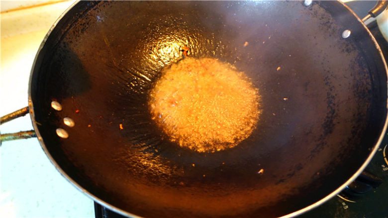 肉末烧豆腐皮,放入一勺<a style='color:red;display:inline-block;' href='/shicai/ 705'>豆瓣酱</a>,炒香。