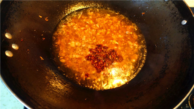 肉末烧豆腐皮,加入一碗清水,3大勺<a style='color:red;display:inline-block;' href='/shicai/ 87748'>辣椒红油</a>,大火烧开,转小火烧制2分钟。