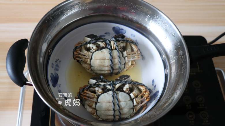 蟹粉狮子头,<a style='color:red;display:inline-block;' href='/shicai/ 1734'>大闸蟹</a>清洗干净后蒸熟;