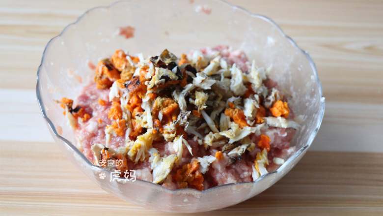 蟹粉狮子头,倒入蟹黄和蟹肉搅拌均匀;