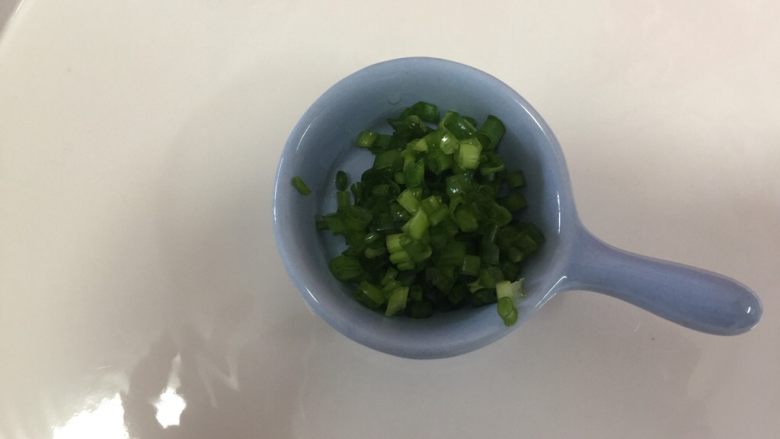 做饼~香葱培根鸡蛋饼,香葱切成葱花