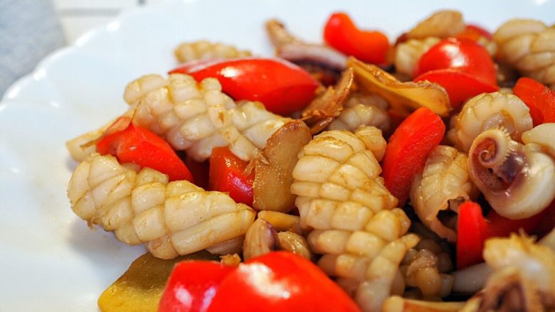 沙姜甜椒炒鱿鱼,颜色鲜亮,味道鲜美。