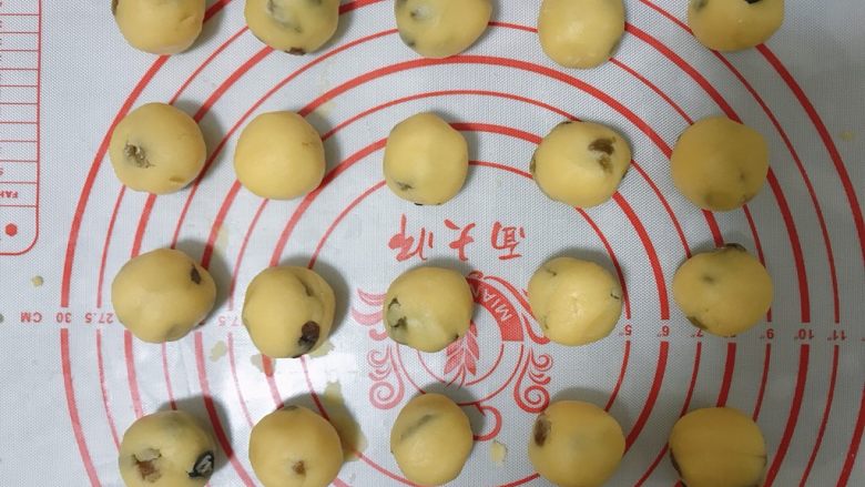 葡萄干奶酥,将面团分成20个同等大小,搓成圆球;