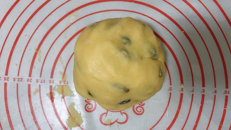 葡萄干奶酥,混合均匀,揉成面团;