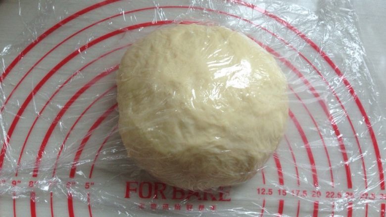肉桂核桃面包卷,发酵好后的面团,取出轻拍排气,滚圆,盖上保鲜膜松驰15分钟