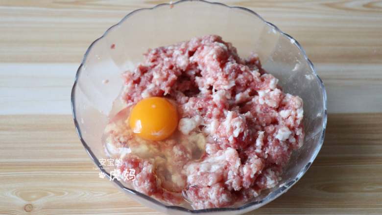 蟹粉狮子头,加入<a style='color:red;display:inline-block;' href='/shicai/ 9'>鸡蛋</a>,筷子顺时针搅拌几分钟搅打上劲;