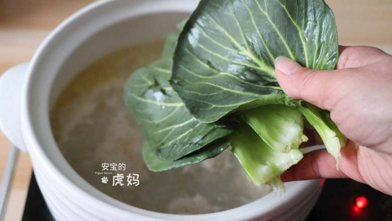 蟹粉狮子头,快要出锅前放入<a style='color:red;display:inline-block;' href='/shicai/ 3517'>青菜</a>炖煮熟,再装入容器中即可;