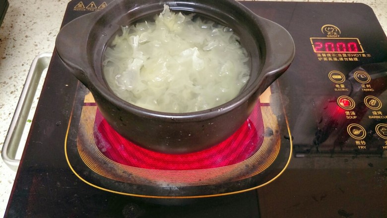 冰糖雪梨银耳羹,汤开后转小火炖一个小时左右,把胶质炖出来