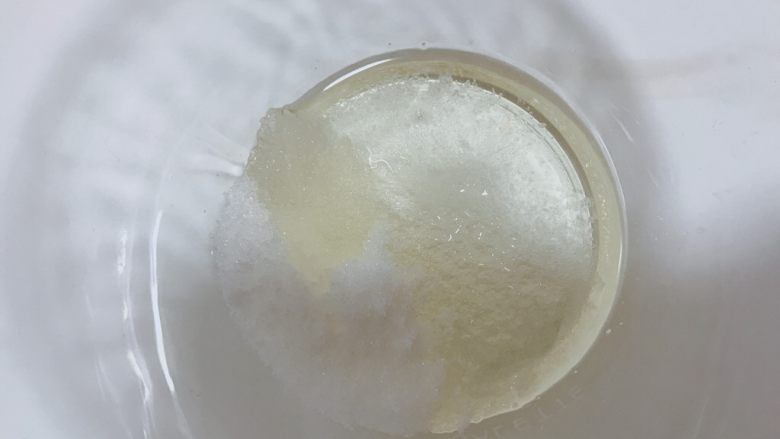 椰蓉奶棒面包,发酵的时候可以来做椰蓉馅,盆内倒入玉米油,加入白砂糖,用手动打蛋器搅拌至完全融合;