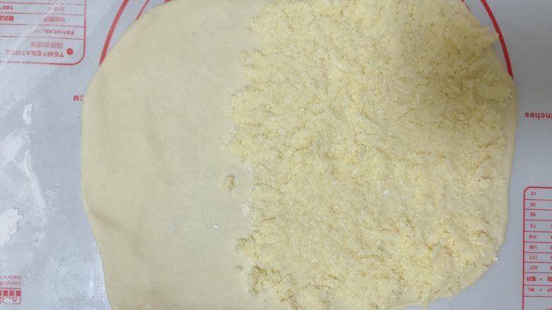 椰蓉奶棒面包,在右侧2/3处铺上椰蓉馅;