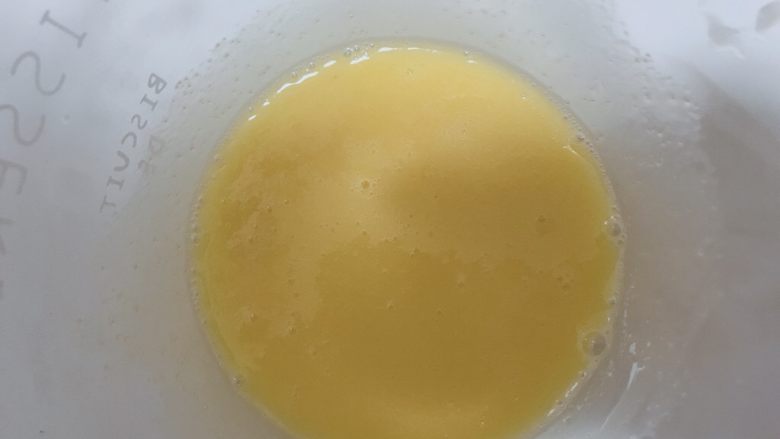 椰蓉奶棒面包,继续分次加入蛋液搅匀