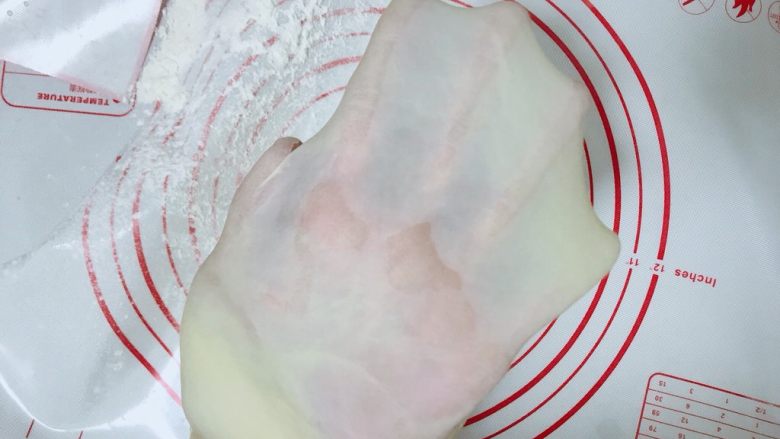 椰蓉奶棒面包,如果没有面包机,那就只能手动和面了,材料按照先粉末装后液体状的顺序加入,手动揉成面团后继续揉至面团扩展。