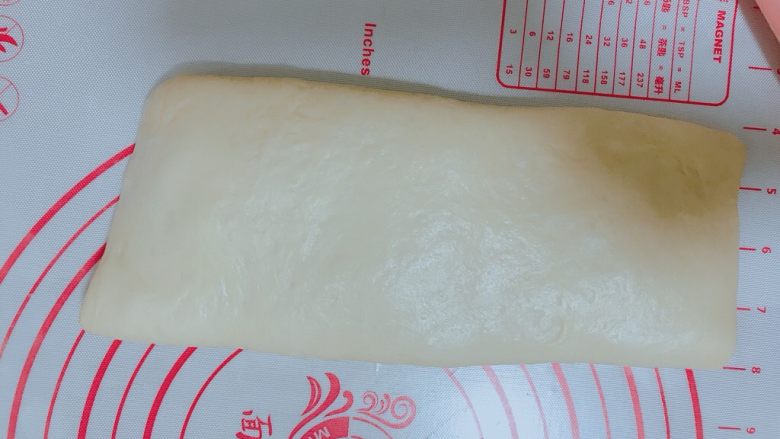 椰蓉奶棒面包,再向右折一次(相当于三等份折叠,具体看图);