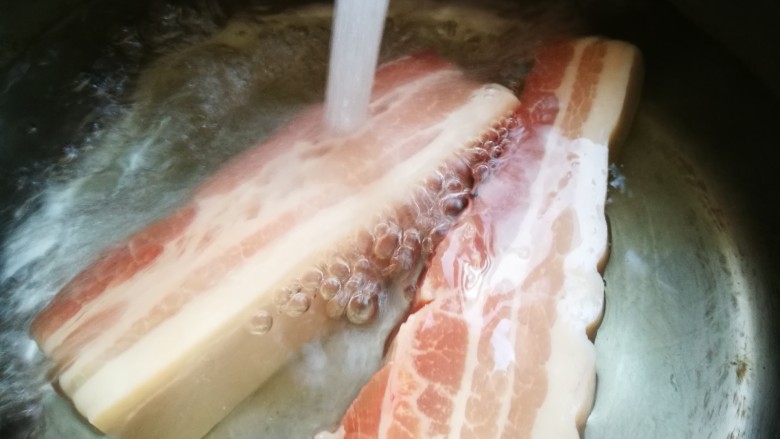 无法拒绝的下饭菜~回锅肉,冲洗干净