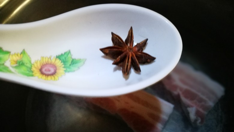 无法拒绝的下饭菜~回锅肉,放入八角