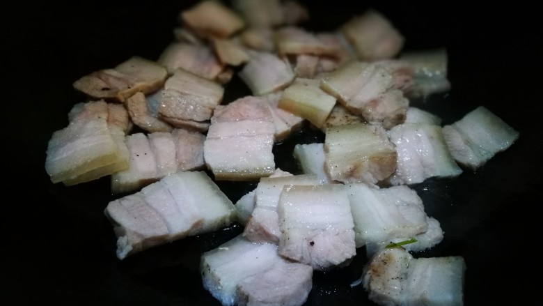无法拒绝的下饭菜~回锅肉,锅中倒少许油 倒入肉片煸炒出油