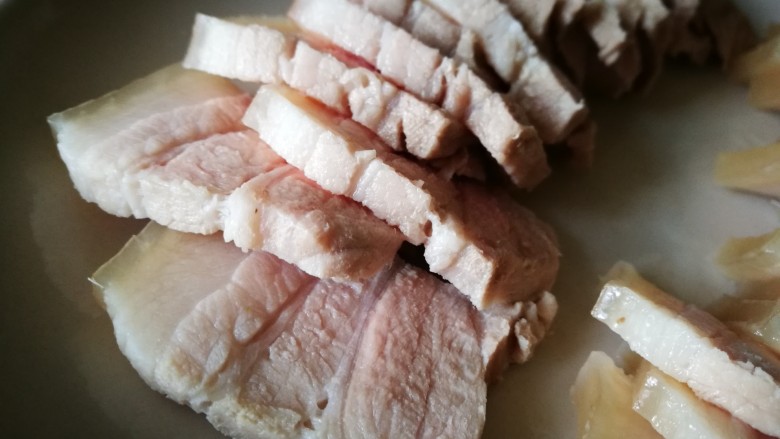 无法拒绝的下饭菜~回锅肉,切成肉片