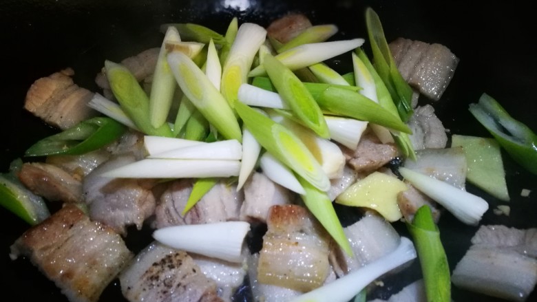无法拒绝的下饭菜~回锅肉,倒入青蒜白