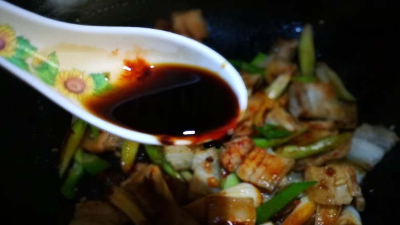 无法拒绝的下饭菜~回锅肉,加入<a style='color:red;display:inline-block;' href='/shicai/ 788'>生抽</a> 翻炒