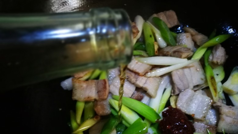 无法拒绝的下饭菜~回锅肉,倒入<a style='color:red;display:inline-block;' href='/shicai/ 718'>料酒</a>