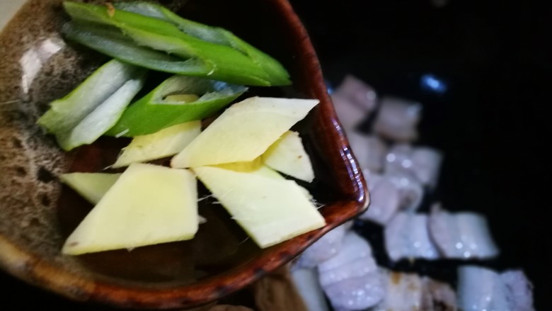 无法拒绝的下饭菜~回锅肉,倒入姜片葱段