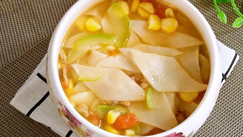 #宝宝辅食#牛肉杂蔬斜片子,出锅了,一碗热气腾腾的面就出来了。