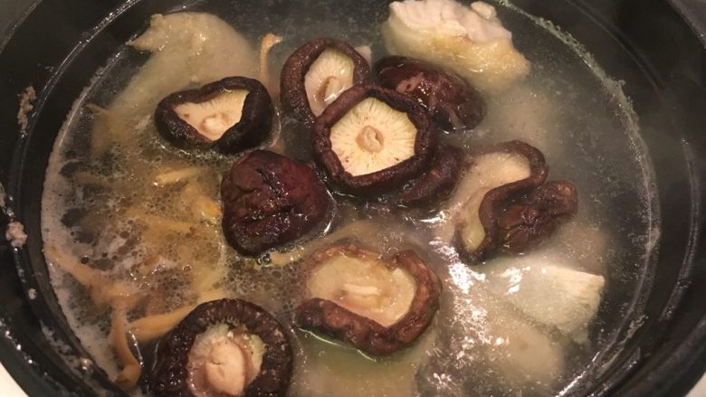 香菇金针鸡汤,就这样!中火煮20分钟