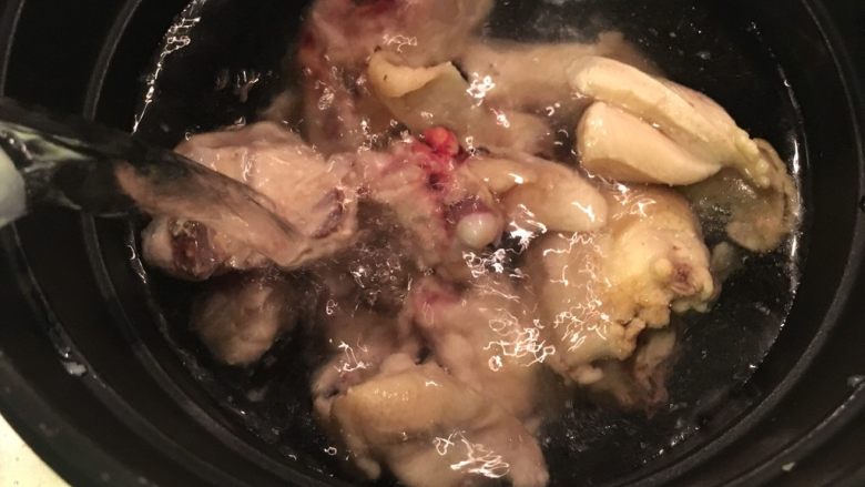 香菇金针鸡汤,加水,开火煮开!