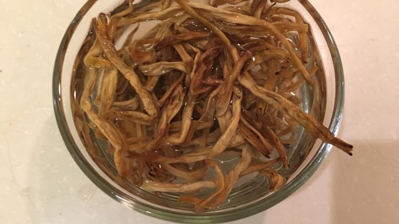 香菇金针鸡汤,金针花泡冷水软化!别泡太久!