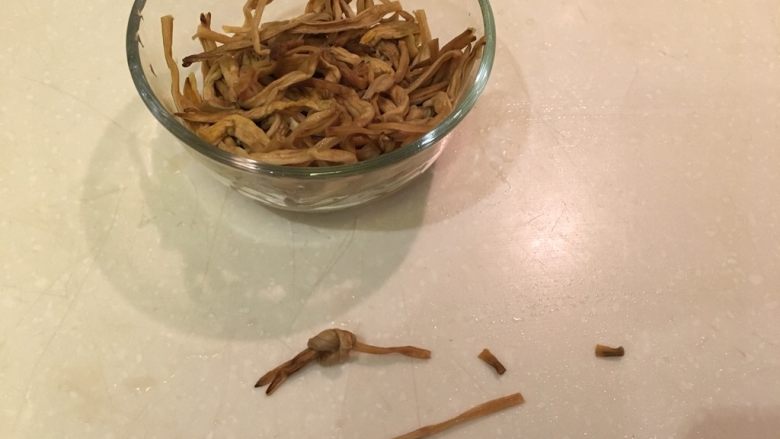 香菇金针鸡汤,捏干水,掐去硬硬的蒂头,绑一个结!