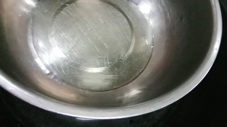 原味古早蛋糕,油倒入干净无油无水盆里，隔水加热。