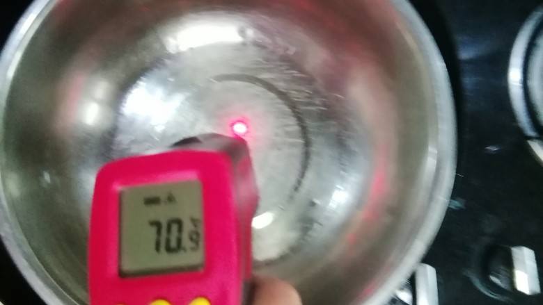 原味古早蛋糕,油加热到70℃即可。