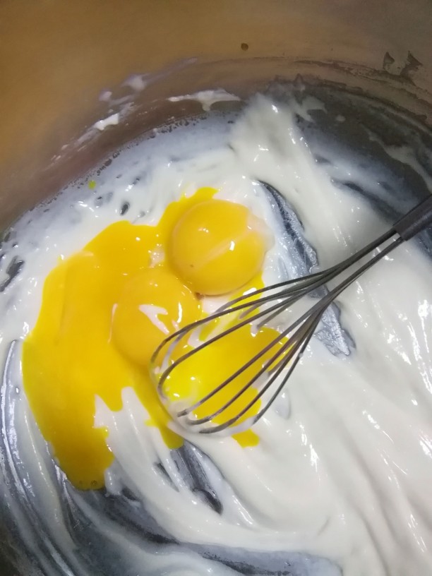 原味古早蛋糕,加入蛋黄搅拌均匀。