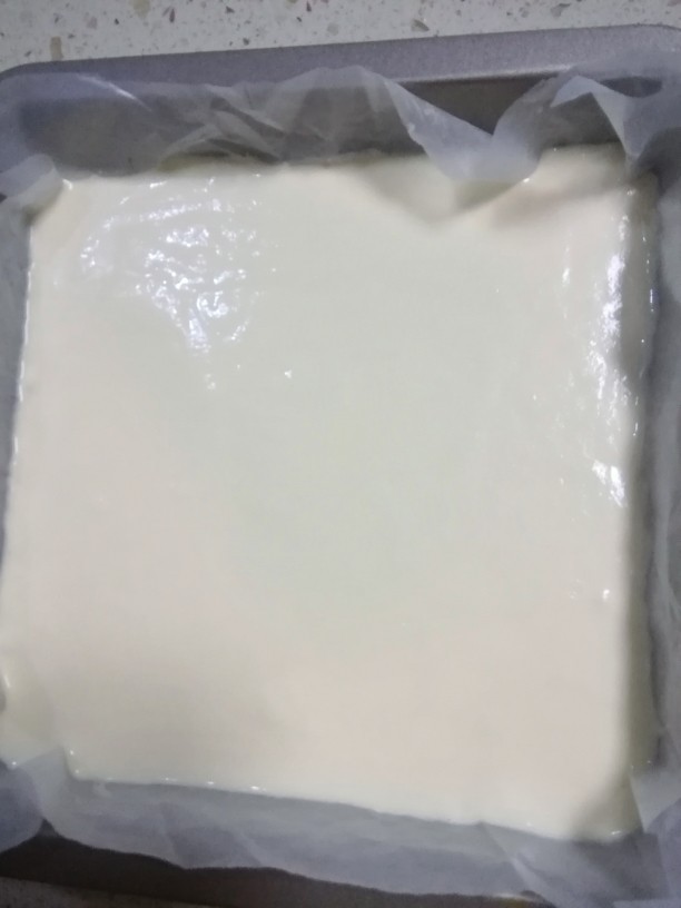 原味古早蛋糕,倒入模具中，震出大汽泡，同时烤箱预热180度上下火。