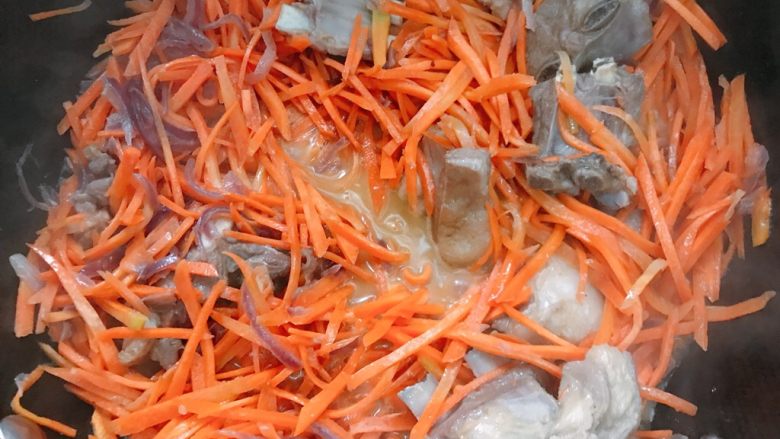 新疆特色羊肉抓饭,加入胡萝卜丝翻炒下;