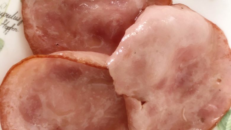 肉松火腿鸡蛋饼,火腿稍微油炸一下
