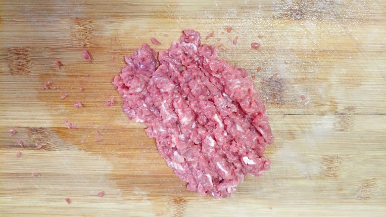 胡萝卜牛肉粥,<a style='color:red;display:inline-block;' href='/shicai/ 216'>牛肉</a>洗净,剁成肉泥
