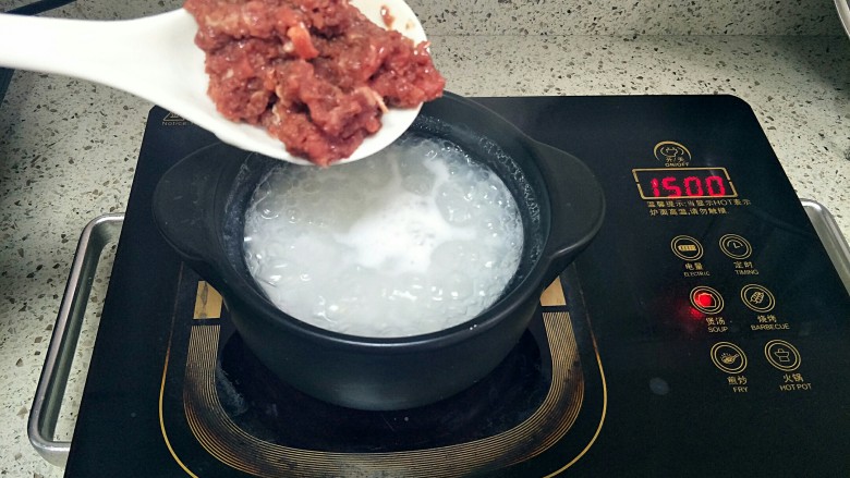 胡萝卜牛肉粥,煮至五成熟时,下入牛肉泥