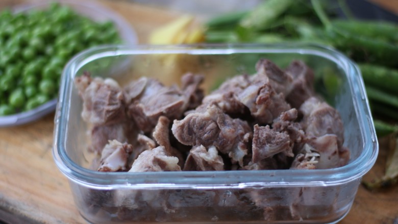 山药豌豆排骨汤,排骨撇去浮沫,清洗干净。