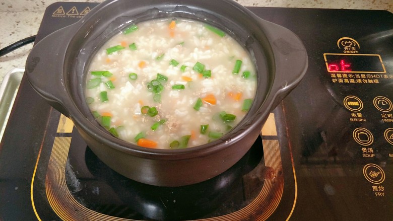 胡萝卜牛肉粥,粥煮浓稠的时候,加入盐调味,撒<a style='color:red;display:inline-block;' href='/shicai/ 3250'>葱</a>花出锅