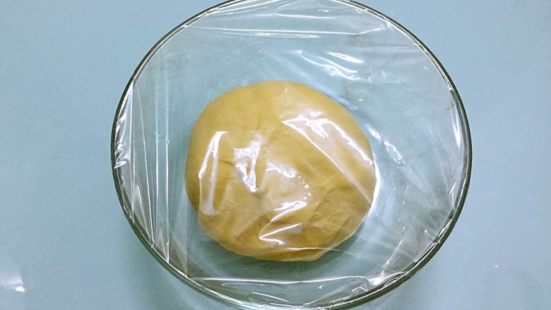玉米吐司,取出面团揉圆盖上保鲜膜放在温暖处发酵至两倍大左右