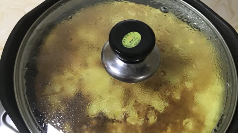 奶香胡萝卜玉米烙,成型以后翻翻面
盖盖子闷熟即可
玉米和胡萝卜是熟的
所以很快就OK了