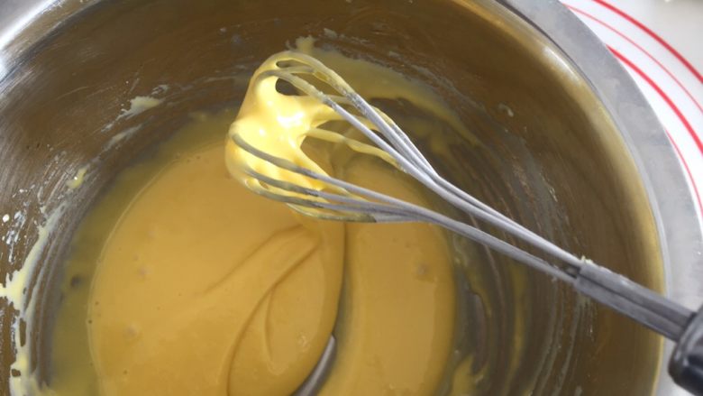 原味蛋糕卷,同样用J字型或者Z字型混合,混合好的蛋黄糊应该事细腻顺滑的