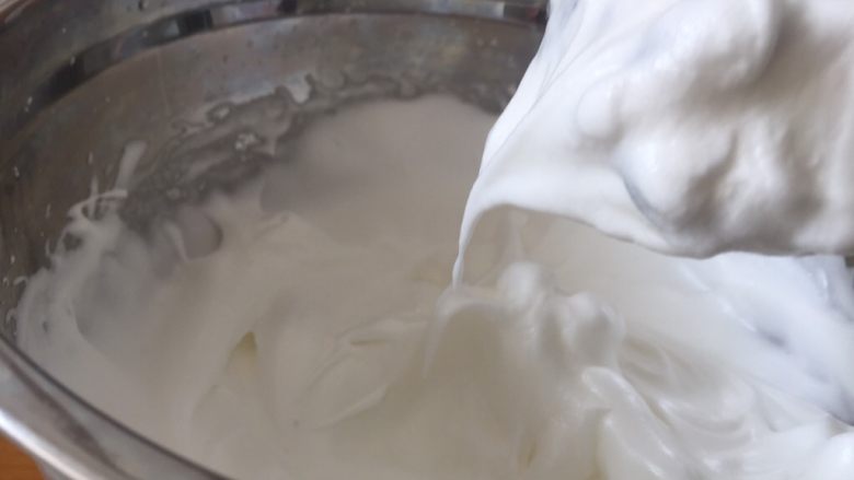 原味蛋糕卷,打的时候多停下来看看,打蛋器头的蛋白呈弯钩不低落就可以了