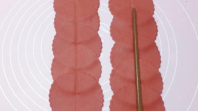 玫瑰花篮,如图:中间用筷子按压一下。
