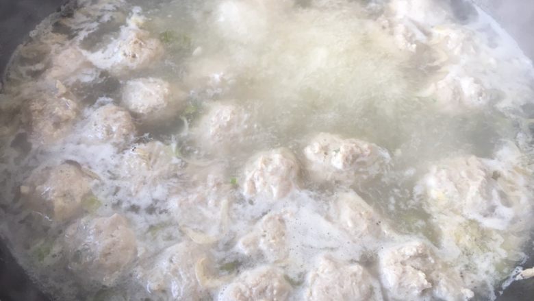 青萝卜肉圆汤(附详细和馅配方图),先用汤把肉圆养至漂起来。