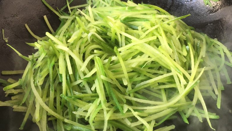 青萝卜肉圆汤(附详细和馅配方图),锅里放少许油,炒至断生,盛出备用。