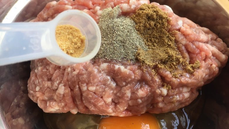 青萝卜肉圆汤(附详细和馅配方图),放入3分之一小勺的姜粉。