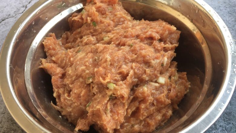 青萝卜肉圆汤(附详细和馅配方图),搅拌好的肉圆馅放在冰箱里冷藏室里冷藏半个小时,一是入味,二是这样做出来的肉圆更有弹性。